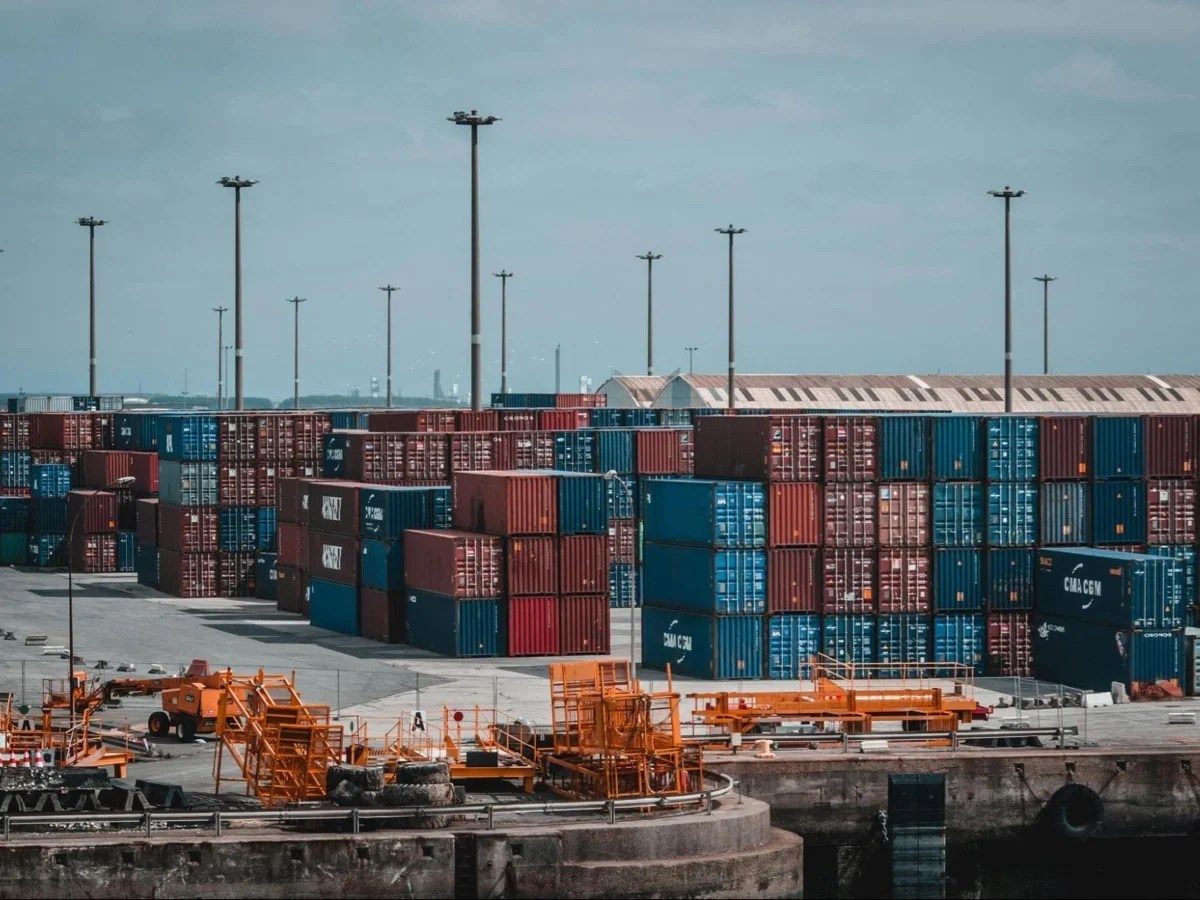 dock with hundreds of shipping containers